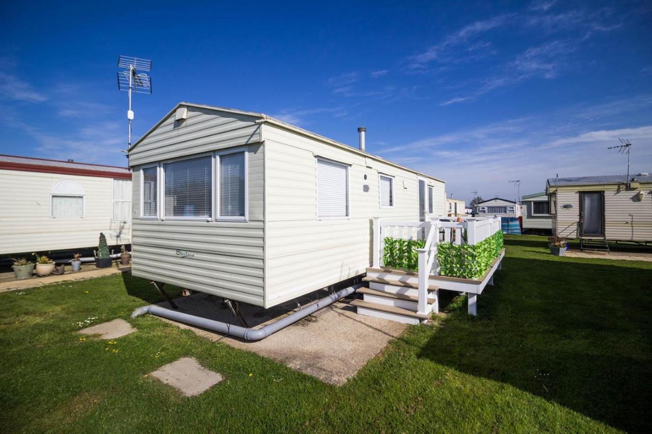 6 Berth Caravan With Decking At Martello Beach Holiday Park In Essex Ref 29016Y Otel Clacton-on-Sea Dış mekan fotoğraf