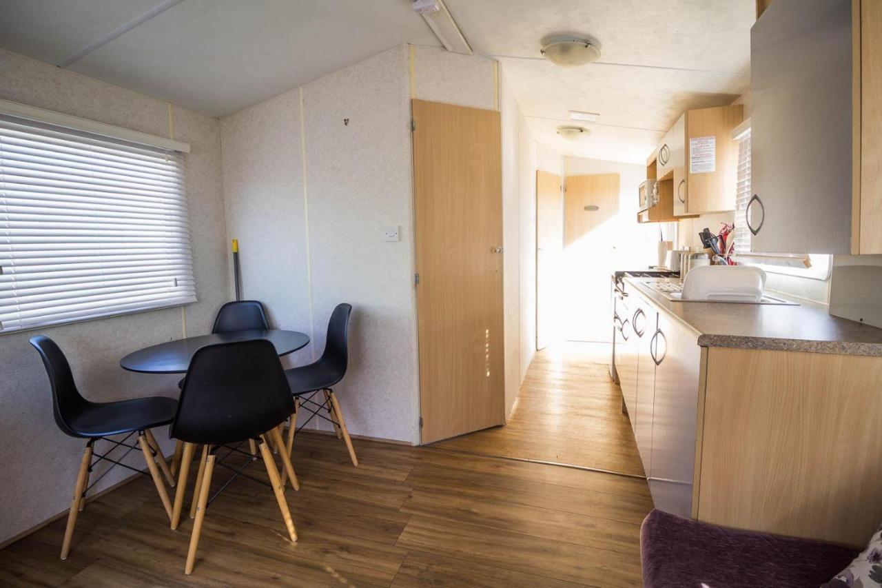 6 Berth Caravan With Decking At Martello Beach Holiday Park In Essex Ref 29016Y Otel Clacton-on-Sea Dış mekan fotoğraf