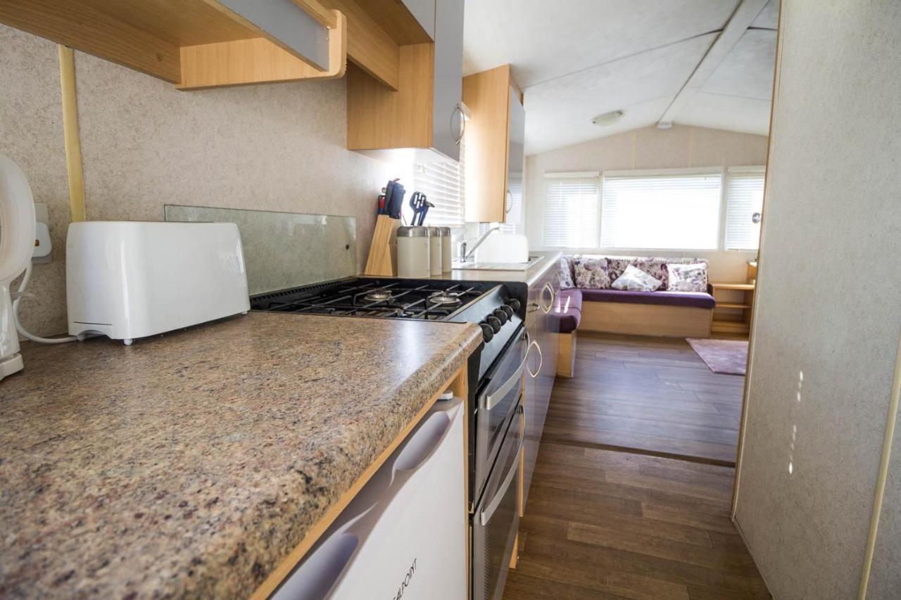 6 Berth Caravan With Decking At Martello Beach Holiday Park In Essex Ref 29016Y Otel Clacton-on-Sea Dış mekan fotoğraf