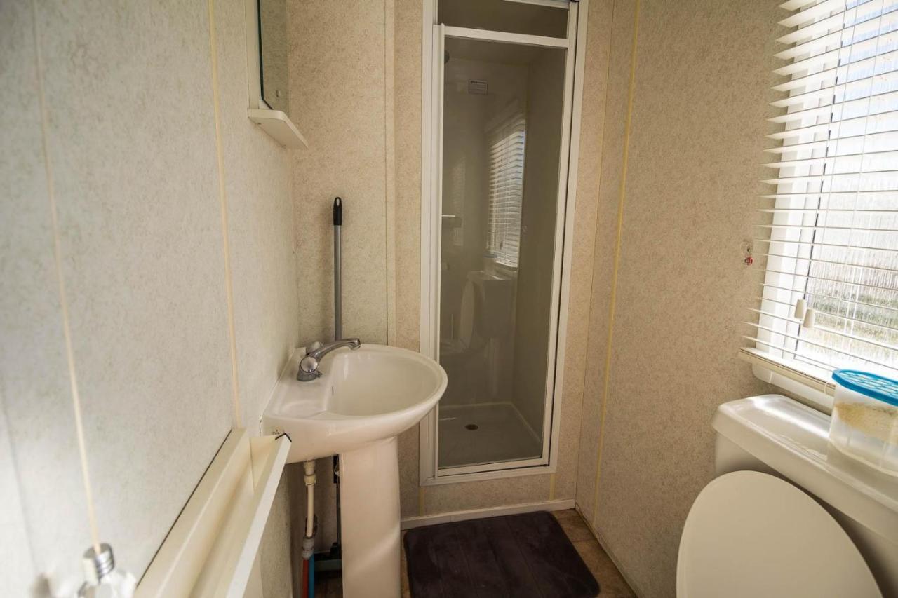 6 Berth Caravan With Decking At Martello Beach Holiday Park In Essex Ref 29016Y Otel Clacton-on-Sea Dış mekan fotoğraf