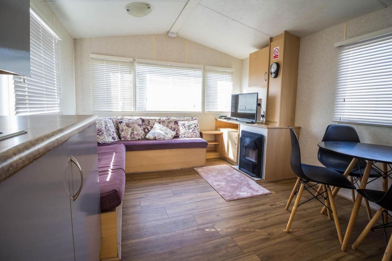 6 Berth Caravan With Decking At Martello Beach Holiday Park In Essex Ref 29016Y Otel Clacton-on-Sea Dış mekan fotoğraf
